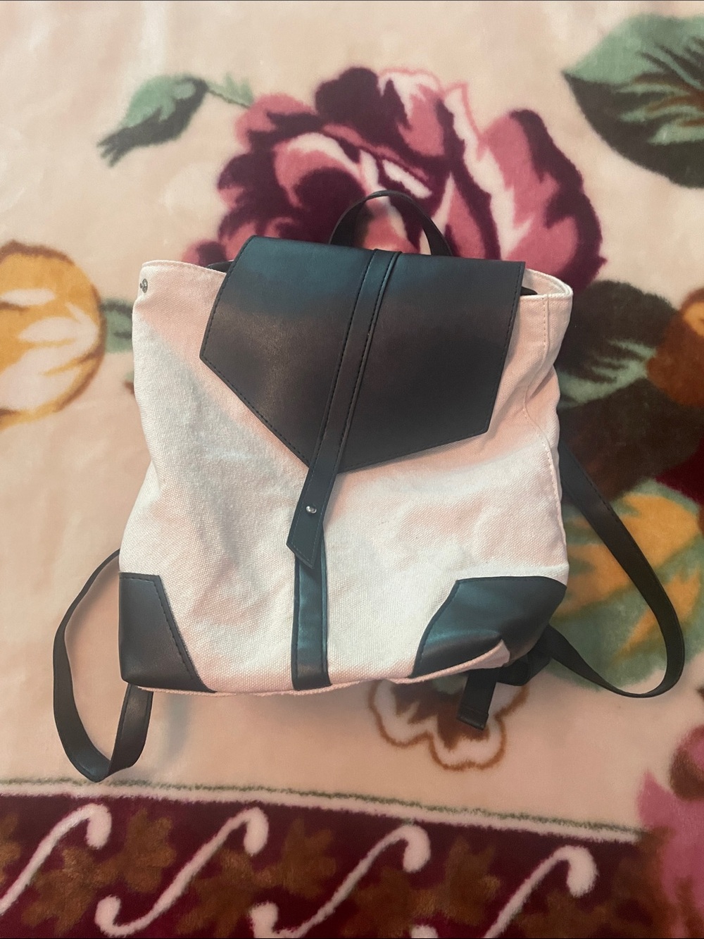 DEUX LUX Women's Two-Tone White and Black Backpack Tote
